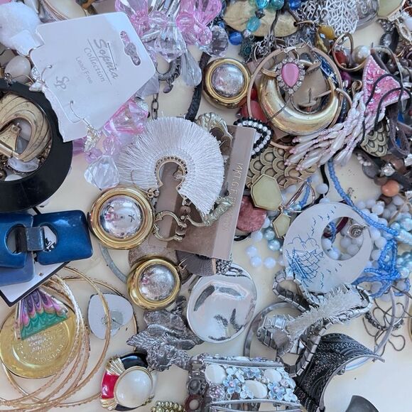 5lb. Craft Junk Broken Jewelry Lot - Picture 7 of 8